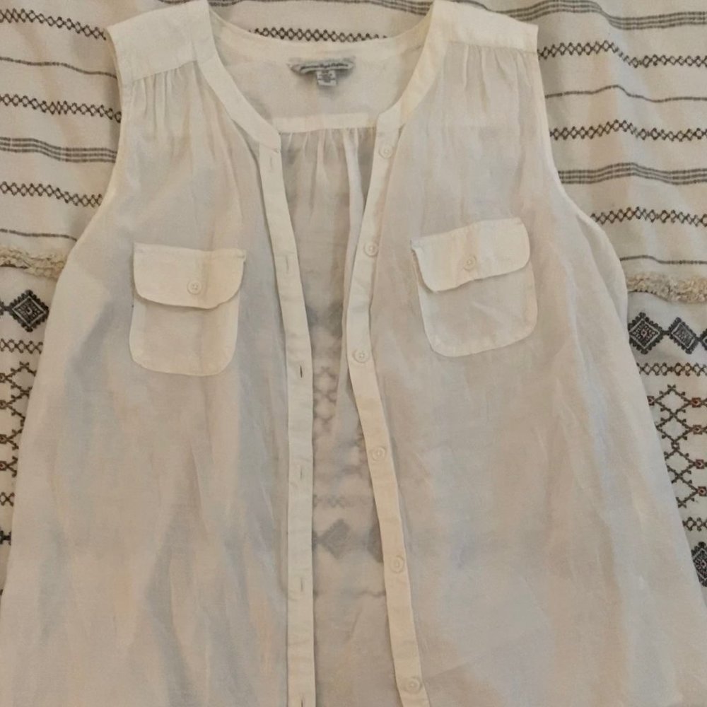 American Eagle White Sleeveless Button Up